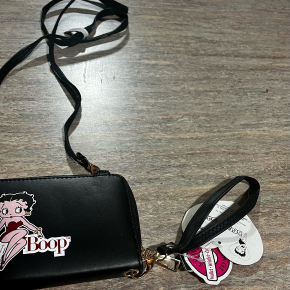 NWT Betty Boop3 ways to wear wallet- wristlet-crossbody bag - Picture 11 of 16